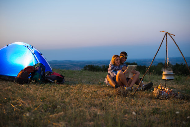 情侣在日落时露营图片下载