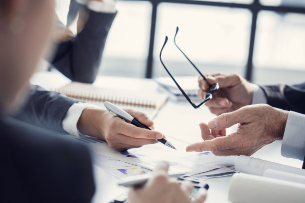 业务人员讨论顾问的工作概念素材图片