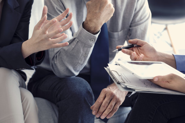 业务人员讨论顾问的工作概念图片下载