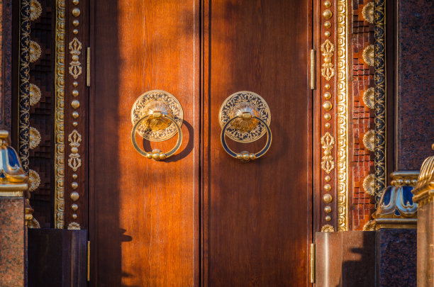 俄罗斯圣彼得堡佛教寺庙“Datsan Gunzechoyney”的旧门碎片。佛教datsan图片下载