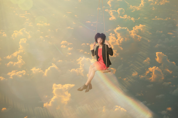 在云景上摇摆的悲哀女商人图片下载