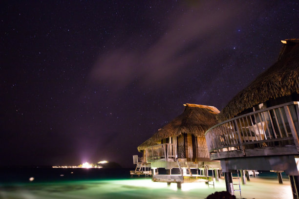 晚上在法属波利尼西亚波拉波拉岛上的水上平房图片下载