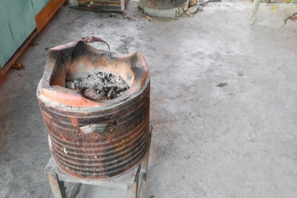 传统的烧炭粘土炉，古老的乡村房屋。图片下载