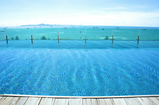 在游泳池放松，蓝天和岛屿的景色图片下载