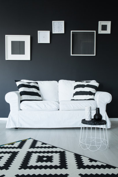 设计好的咖啡桌上的现代花瓶图片下载