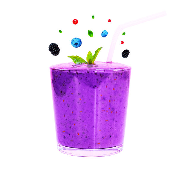 冰沙与蓝莓，黑莓，香蕉，薄荷，牛奶和飞行浆果隔离在白色背景。创新食品的概念图片下载