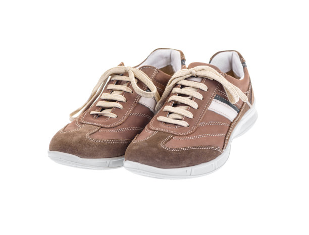 一双棕色运动鞋孤立在白色图片下载