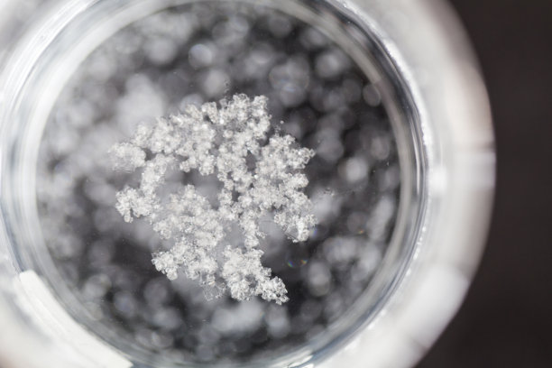 结晶是在实验室中形成固体的(自然的或人工的)过程。图片下载