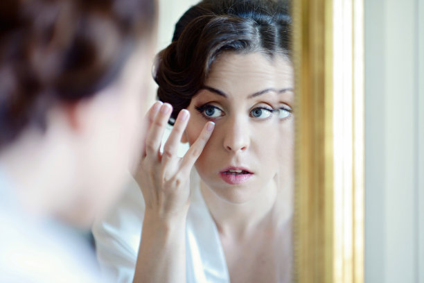 美丽的新娘穿着婚纱和新娘化妆室内图片下载