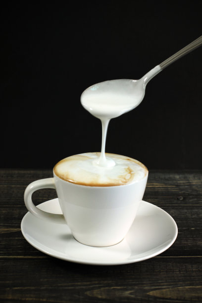 热咖啡卡布奇诺和倒牛奶图片下载