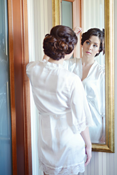 美丽的新娘穿着婚纱和新娘化妆室内图片下载