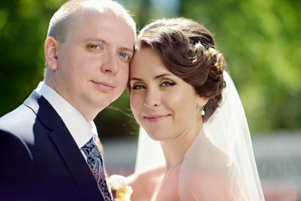 新婚夫妇在大自然中是互相拥抱的图片下载