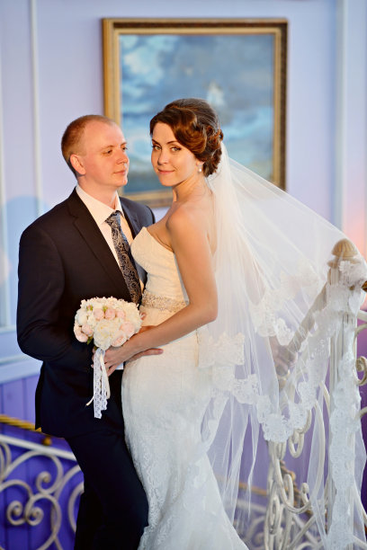 新婚夫妇在室内拥抱图片下载