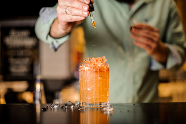 调酒师为夏日鸡尾酒添加了苦味图片下载