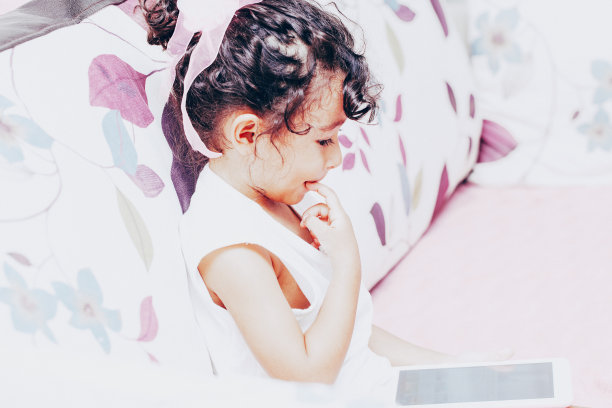 女孩使用平板电脑图片下载