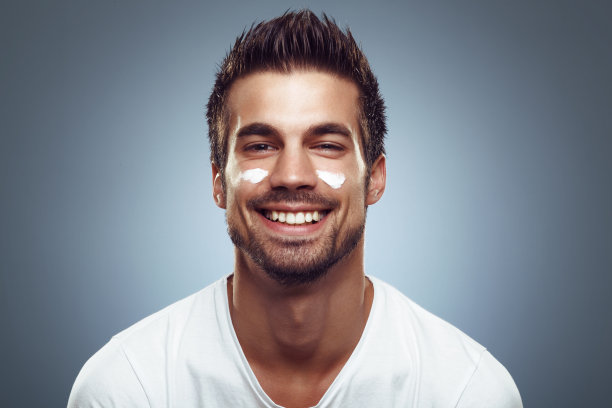 脸上涂了保湿霜的年轻人图片下载