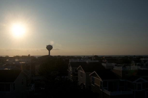 日落水塔剪影屋顶图片下载