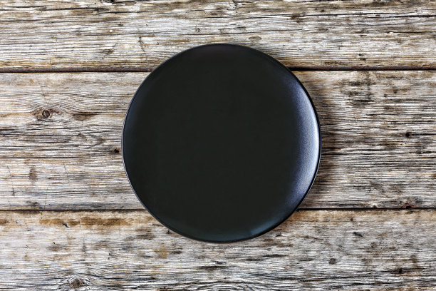 木桌上的空黑盘子图片下载