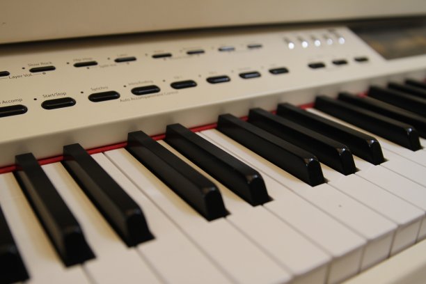 近钢琴键白色古典钢琴图片下载