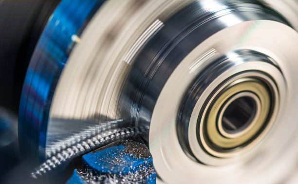 带金属碎片的旋转工件素材图片