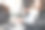 美丽的商业女人的特写照片与智能手机在她的手在阁楼办公室的笔记本电脑工作。从事电子设备工作。数字业务团队在办公室开会图片下载