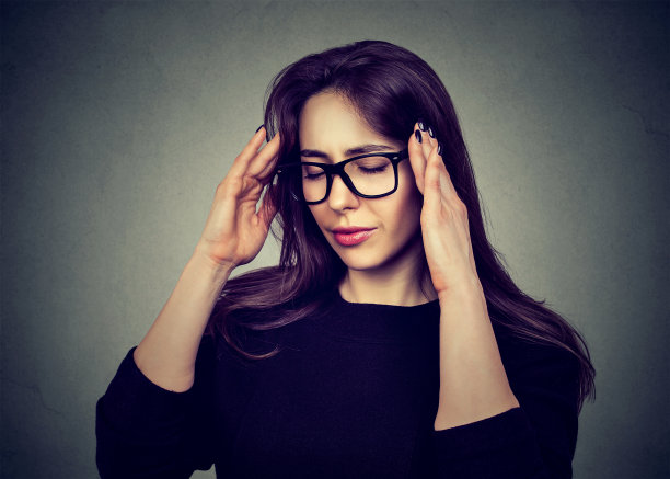 压抑悲伤的年轻女子向下看图片下载