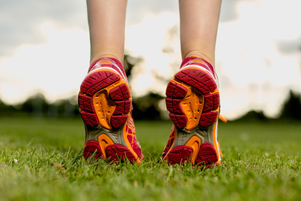靠近女运动员的腿图片下载
