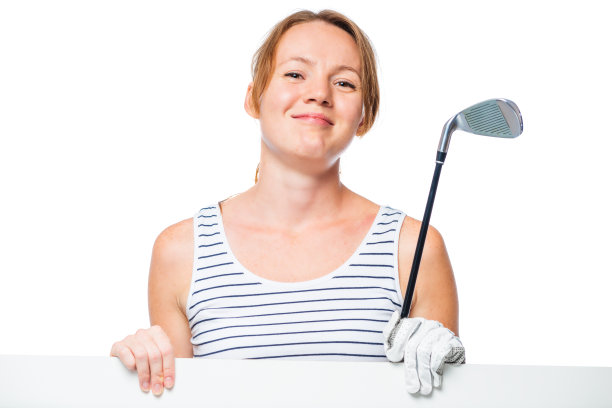 高尔夫球手手中拿着一张海报，面带微笑，在白色背景下摆姿势图片下载