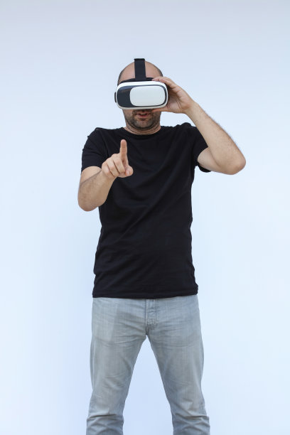 男人玩vr眼镜图片下载