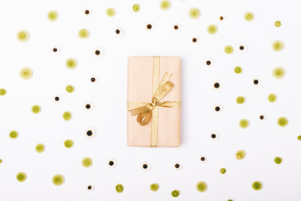 顶视图的一个盒子与一个金丝带和花卉图案的礼物图片下载