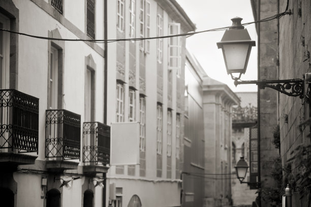 老城圣地亚哥德孔波斯特拉狭窄的街道图片下载