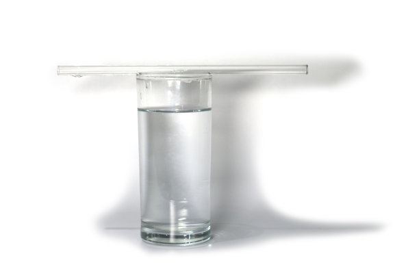 用玻璃吸管隔离一杯水。对象,饮料。图片下载