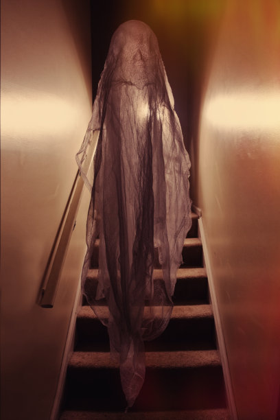 楼梯上的灵魂图片下载