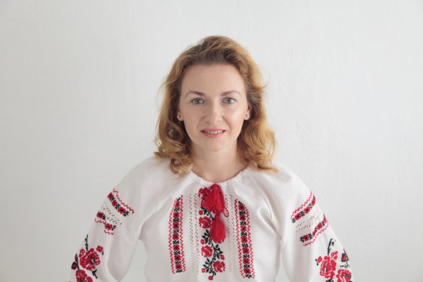 穿绣花衬衫的女人。图片下载