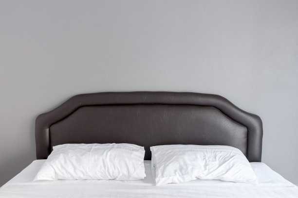 特写房间里凌乱的床图片下载