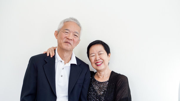 微笑的亚洲老夫妇。事业和生活上的成功，永远相守图片下载