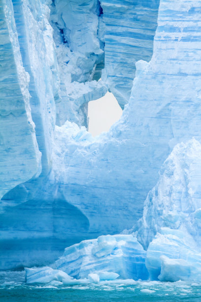 南极半岛-布兰斯菲尔德海峡的平顶冰山图片下载
