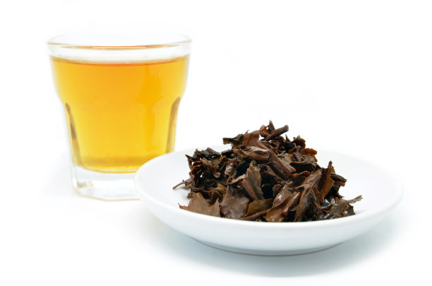 用过的茶叶放在玻璃杯里。图片下载