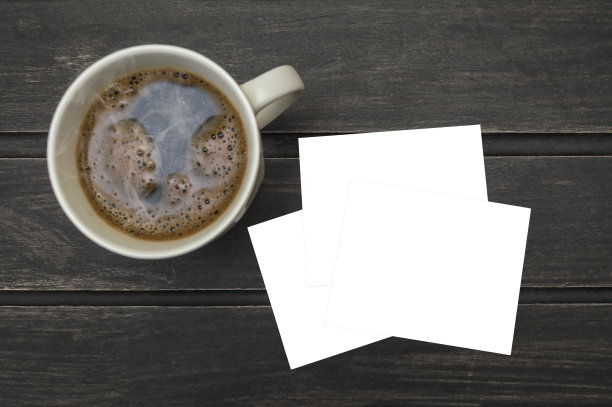 空白信笺和咖啡杯在复古木桌子的背景。图片下载