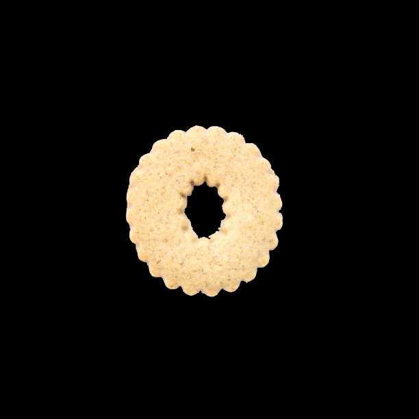 特写棕色饼干在O英语字母孤立在黑色背景与剪切路径图片下载