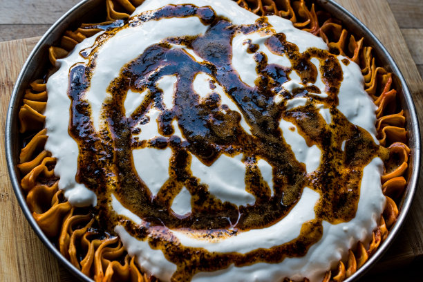 土耳其Manti Manlama / Kayseri Mantisi /酸奶与油炸黄油酱。图片下载