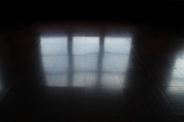 窗户的光线反射在地板上图片下载