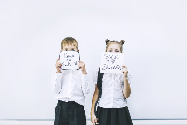 孩子们都是美丽的学生，在学校的一个班级里，在白色的背景板上都在接受教育图片下载