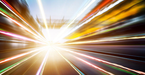 向前运动的速度镜头模糊赛车电路的背景与坐立和光跟踪效果。图片下载