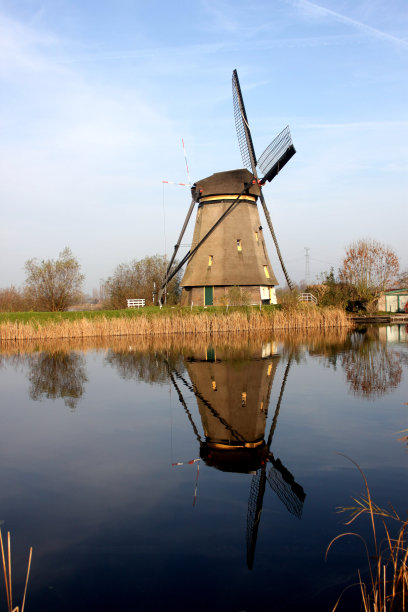 荷兰Kinderdijk镇的风车，村庄、河流、草地和农场的景观图片下载