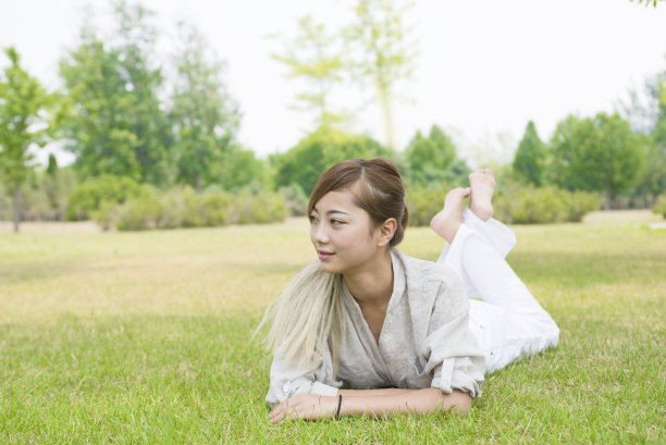 草地上的女人图片下载
