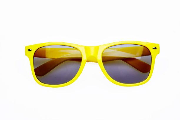 工作室拍摄白色背景:黄色太阳镜素材图片