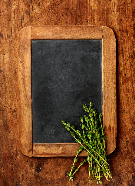 黑板上的百里香。木制背景。复制空间设计。前视图。图片下载