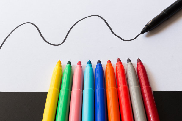 桌子上的彩色马克笔图片下载