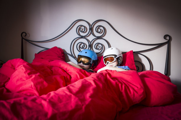 两个戴着滑雪头盔和护目镜的男孩图片下载